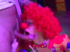 Im Zirkus Conny fickt den Clown