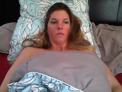 horny amateur preggo fingering snatch in this homemade solo