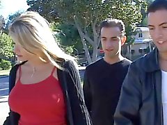 Blond mom from the street in threesome