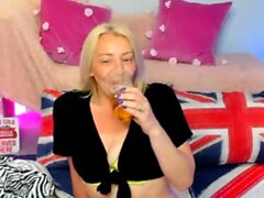 Blonde MILF chats and plays on cam